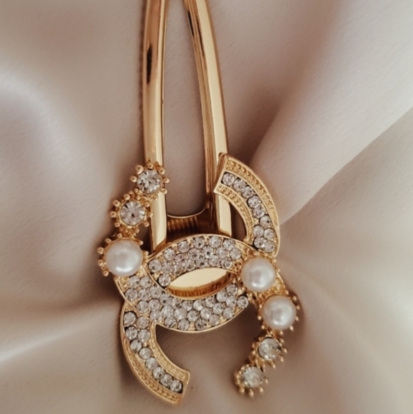 CHANEL Accessories - Chanel gold crystal and pearl clip